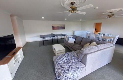 Waiwera House | Waiwera Clifftop - Eagle's Rest