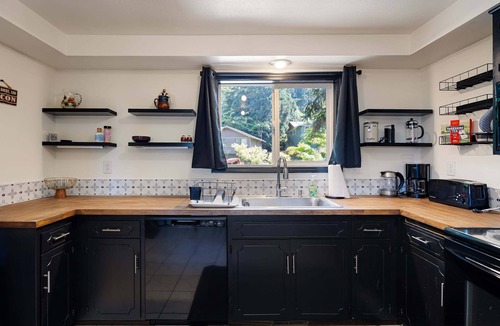 Western House | Wake Robin House - Comfortable & Close to Campus