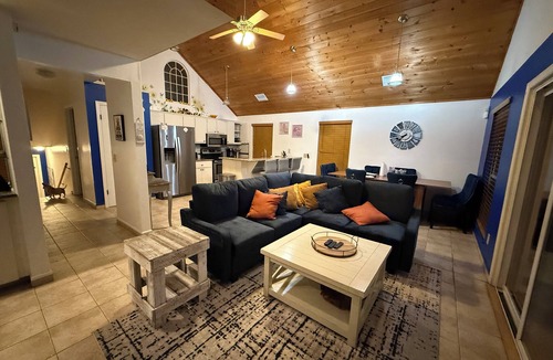 Dunnellon House | Wake up to river views:dreamy 4 bedrooms escape by the city beach in Dunnellon.