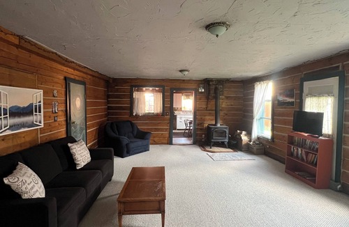 Walden House | Walden’s Gingerbread House - A Basecamp for Groups, Fenced Yard, Pet Friendly