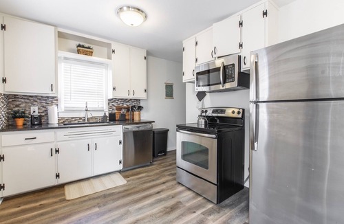 South Kansas City House | Waldo Retreat House 3BD - Master Suite, Pet Friendly, Walking Trail & Shops