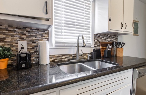 South Kansas City House | Waldo Retreat House 3BD - Master Suite, Pet Friendly, Walking Trail & Shops