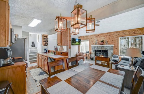 White Haven Villa | Walk 2 SKI/Fully Stocked Kitchen/Hot Tub/Family
