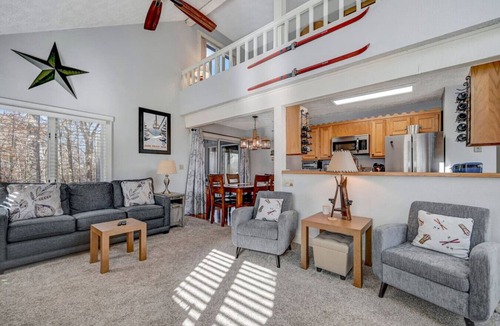 White Haven Villa | Walk 2 SKI/Fully Stocked Kitchen/Hot Tub/Family
