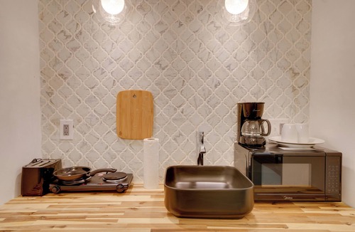Bellepoint Apartment | Walk Downtown! Hinton Historic District Studio