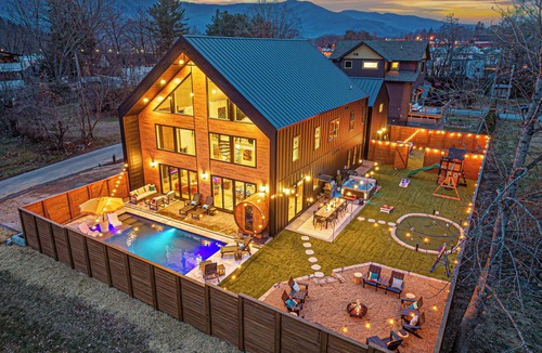 Black Mountain House | Walk Downtown, Luxe Group Getaway W/Pool, Hot Tubs, Sauna, Theater, Games