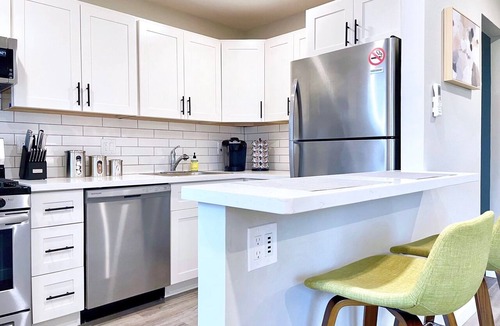 Walnut Creek Apartment | Walk Downtown Work Here + Desk + Fast WiFi King Bed Remodeled Kitchen