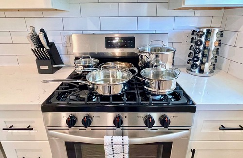 Walnut Creek Apartment | Walk Downtown Work Here Fast WiFi Parking King Bed New Kitchen