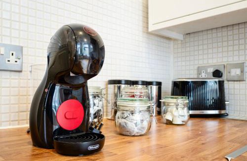 St Luke's Apartment | Walk Everywhere from this Prime Zone 1 London Apartment, Fast Wi-Fi, Restaurants, Cafés & Transport Nearby