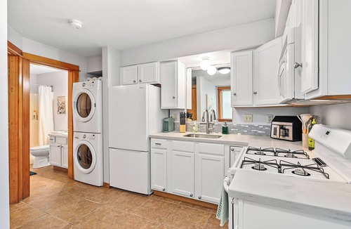 Sehome Apartment | Walk-Everywhere Patio Suite with King Bed, Parking and Fenced Yard