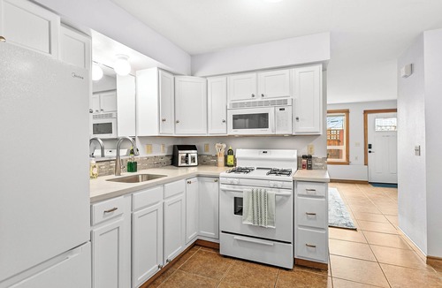 Sehome Apartment | Walk-Everywhere Patio Suite with King Bed, Parking and Fenced Yard