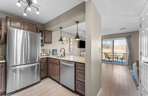 Table Rock Condo | Walk-In Pointe Royale Condo - Golf Course Pond View - Pools, Hot Tub & Clubhouse