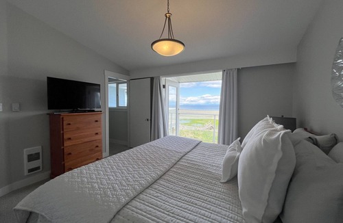 Regional District of Nanaimo Hotel | Walk on waterfront home in Qualicum Beach