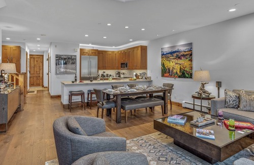 Edwards House | Walk to Arrow Bahn Express | Icegrass Chalet