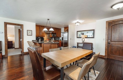 Avon Condo | Walk to Avon | Free Shuttle to the Slopes | Pool & Hot Tub!