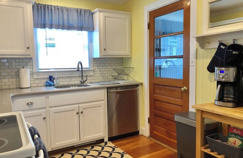 Dennis Port House | Walk to beach. 6 Bedroom Cottage. Sleeps 12.