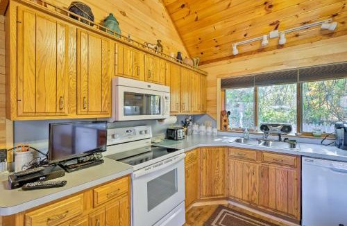 Bolton Landing House | Walk to Beach! Bolton Landing Cottage w/Deck