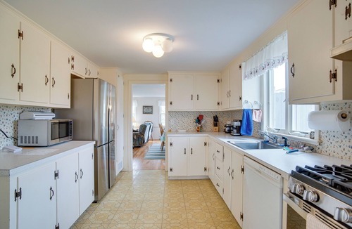 West Chatham Cottage | Walk to Beach: Chatham Gem w/Ocean-view Sunroom!