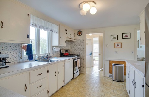 West Chatham Cottage | Walk to Beach: Chatham Gem w/Ocean-view Sunroom!