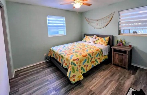 Ormond Ocean Gard Cottage | Walk to Beach Cottage with a Lemon tree.