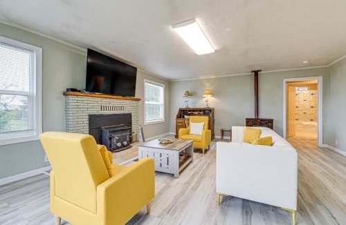 Smith River House | Walk to Beach: Cozy Home w/Deck in Smith River!
