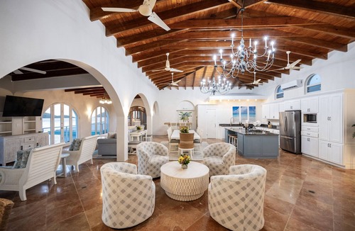Estate Hull House | Walk to beach & dining! Sleeps 17, large pool!