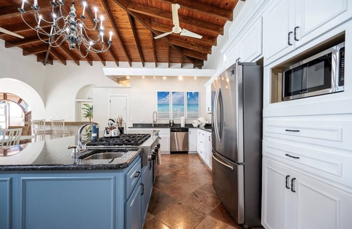 Estate Hull House | Walk to beach & dining! Sleeps 17, large pool!