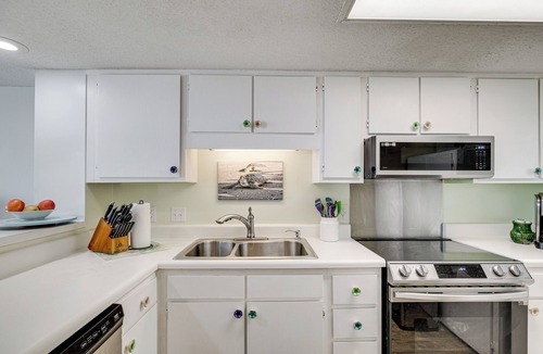 Emerald Isle Apartment | Walk to Beach: Emerald Isle Condo w/Ocean View!
