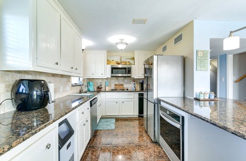 Galveston House | Walk to Beach: Family-Friendly Galveston Home!