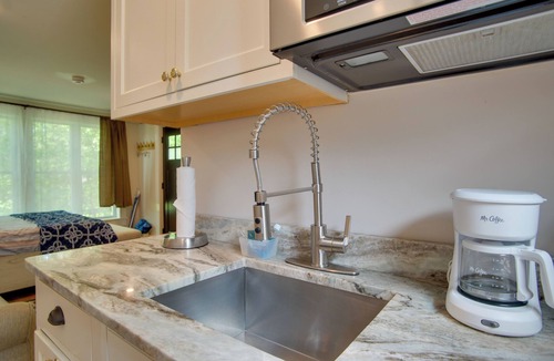 East Chop Apartment | Walk to Beach & Lighthouse: Oak Bluffs Studio!