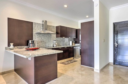 El Medano Ejidal Apartment | Walk to Beach: Modern Cabo Condo w/Balcony!