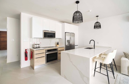 Lower Carlton House | Walk to Beach, New Elegant 3BR with Pool !