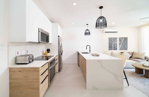 Lower Carlton House | Walk to Beach, New Elegant 3BR with Pool !