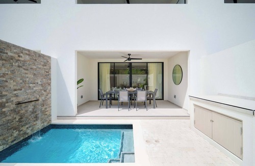 Lower Carlton House | Walk to Beach, New Elegant 3BR with Pool !