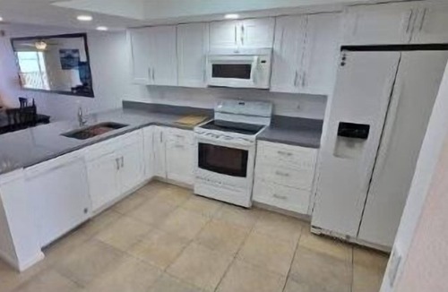 Cocoa Isles Condo | Walk to Beach Pool Access + Balcony Views