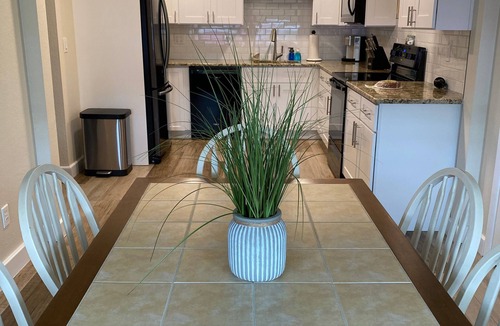 Largo House | Walk to Beach, restaurants and shops “The In-Between”