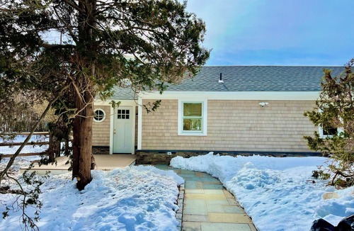 Easton's Point Cottage | Walk to beach, sleeps 5, minutes to Newport Attractions. Newly Renovated Cottage