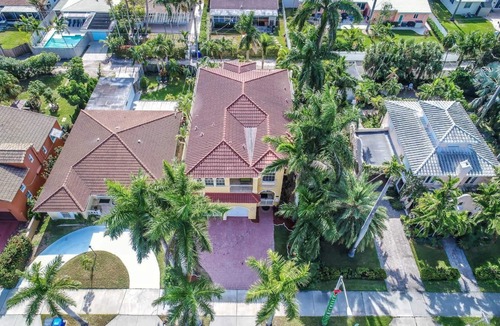 Hollywood Lakes Cottage | Walk to Beach Spacious Estate with Hot Tub & Game Room