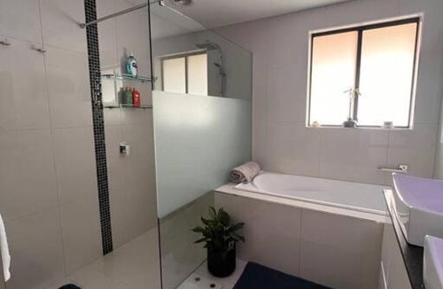 Howrah Apartment | Walk to Beaches and Shops Central to the City and Airport