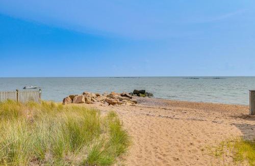 Momauguin House | Walk to Beaches: Sunny East Haven Home w/Grill