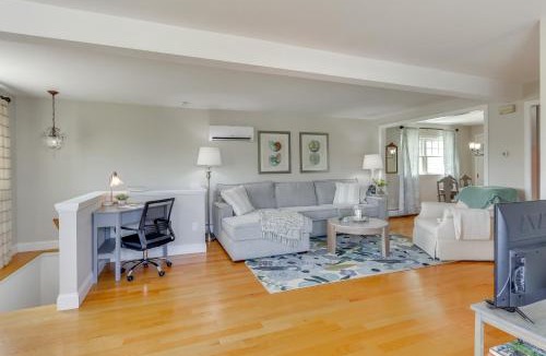 Momauguin House | Walk to Beaches: Sunny East Haven Home w/Grill