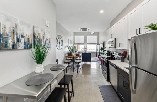 Downtown Cincinnati Apartment | Walk to Bengal, Reds Free Parking King Bed Gym
