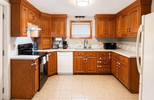 Berkeley Springs House | Walk to Berkeley Springs Downtown: Cozy 2BR Home with Fireplace.