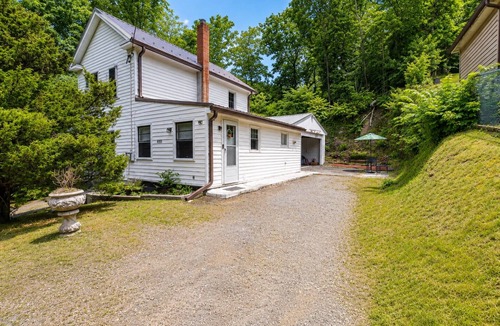 Berkeley Springs House | Walk to Berkeley Springs Downtown: Cozy 2BR Home with Fireplace.