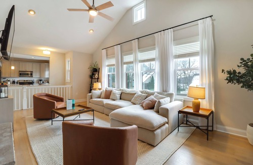 Lake Harmony Cottage | Walk to Big Boulder Mtn & Lake, Home w/Hot Tub!