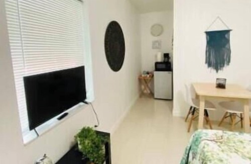 East Little Havana Apartment | Walk to Calle 8 - Authentic Cuban Experience