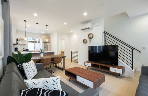 Minor House | Walk to CapHill 4B2.5B Sleeps 8 w/Rooftop Deck