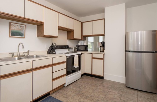 Newport East Cottage | Walk to Cliff Walk/Beach! Renovated, Sunlit with new patio! St George's Pets OK!
