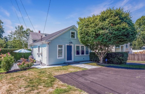 Newport East Cottage | Walk to Cliff Walk/Beach! Renovated, Sunlit with new patio! St George's Pets OK!