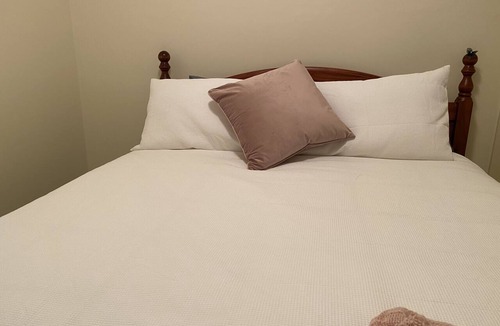Corowa House | Walk to Corowa Whiskey & Chocolate Factory short drive Rutherglen wineries.